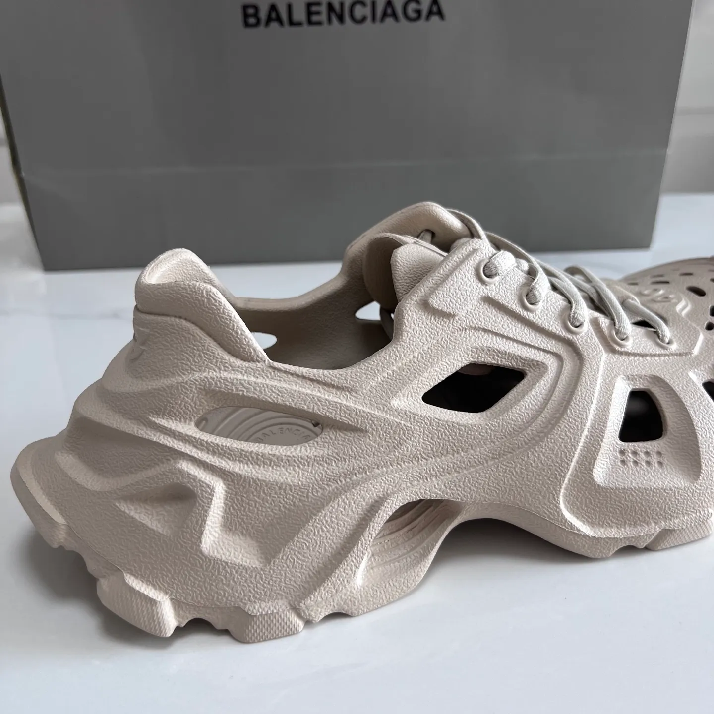 👟👟Ex-factory price 380👟👟 Balenciaga must-have beach shoes for summer: Men's and women's shoes are made of ultra-light 95% (injection molding) EVA plastic, 5% foam plastic foam cushioning material #Ultra-lightweight one-piece foam shoe mold ❗ New summer product, French high-end luxury brand - Balenciaga BALENCIAGA 3XL Rubber Low Top Sneakers 3XL version series summer beach wading versatile trendy lace-up casual sports hole sandals. Size: 35-46